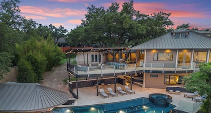 Une vue imprenable et un accÚs facile au lac depuis votre complexe privé au bord de l'eau!