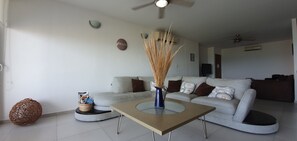 TV, DVD player - Oceanside, spectacular views, very big 2 bdr condo in Cancun (Cancún)