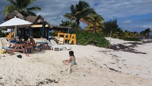 A beachside area with a thatched-roof building labeled "MASSA," a sandy beach, and palm trees. - Oceanside, spectacular views, very big 2 bdr condo in Cancun (Cancún)