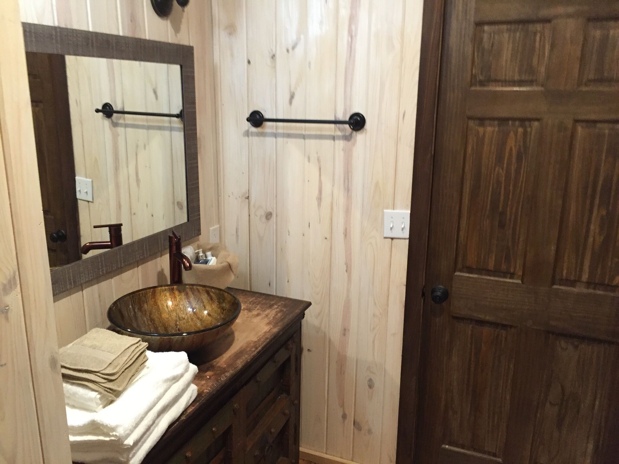 Secluded, lake access lodge perfect for a large group minutes from Oxford Square