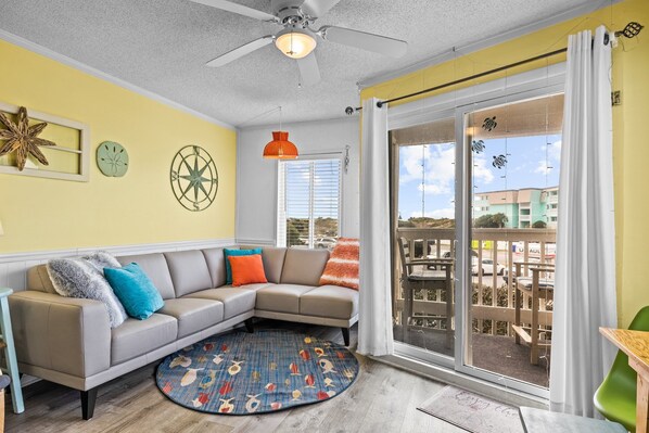 Televisor, reproductor de DVD, llibres i videoteca 