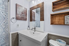 Combinació de dutxa i banyera, assecador de cabells, tovalloles i sabó 