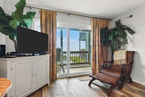 TV connectée, lecteur de DVD, livres