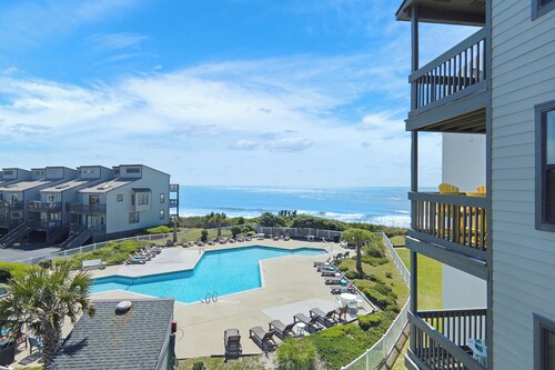 Ocean Front view, pool view 2 bedroom Booking fast! 