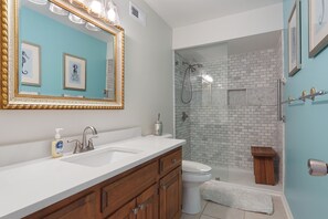 Combined shower/bathtub, hair dryer, towels