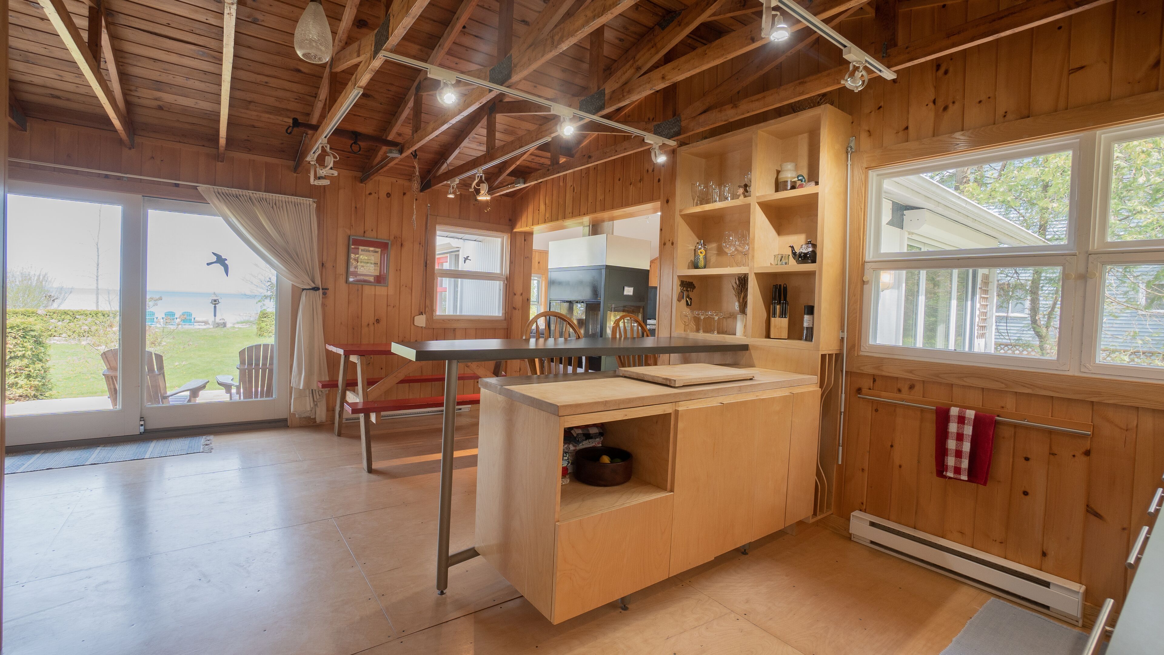 Beautiful Lake Front Cottage