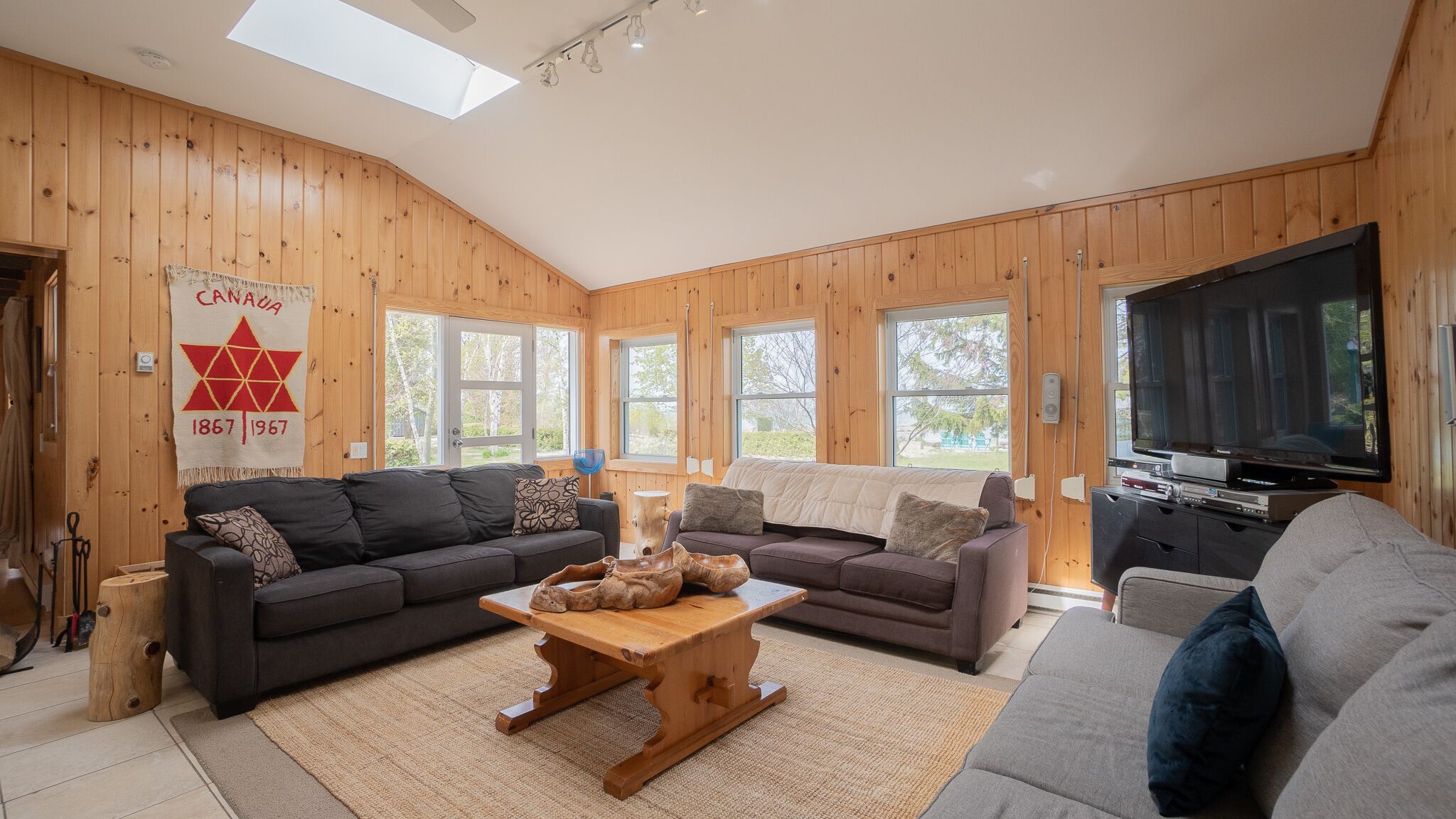 Beautiful Lake Front Cottage