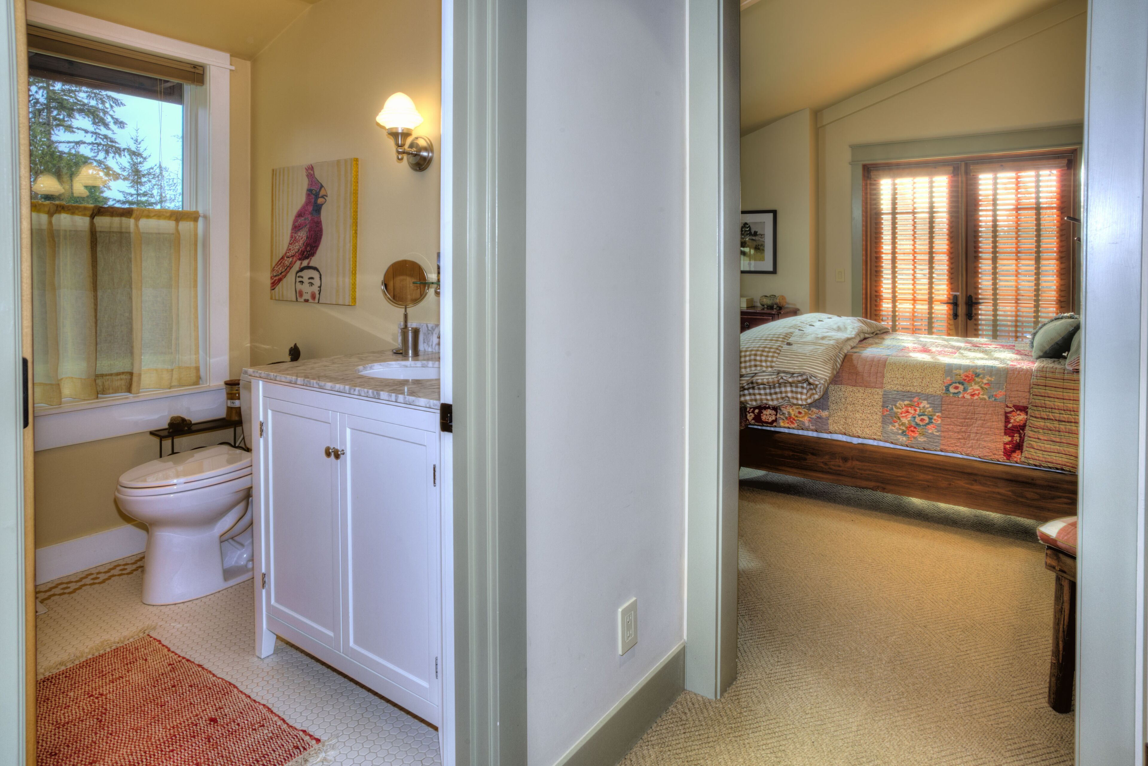 Beautifully appointed 3 Bedroom Guesthouse Located on Charming Equestrian Far