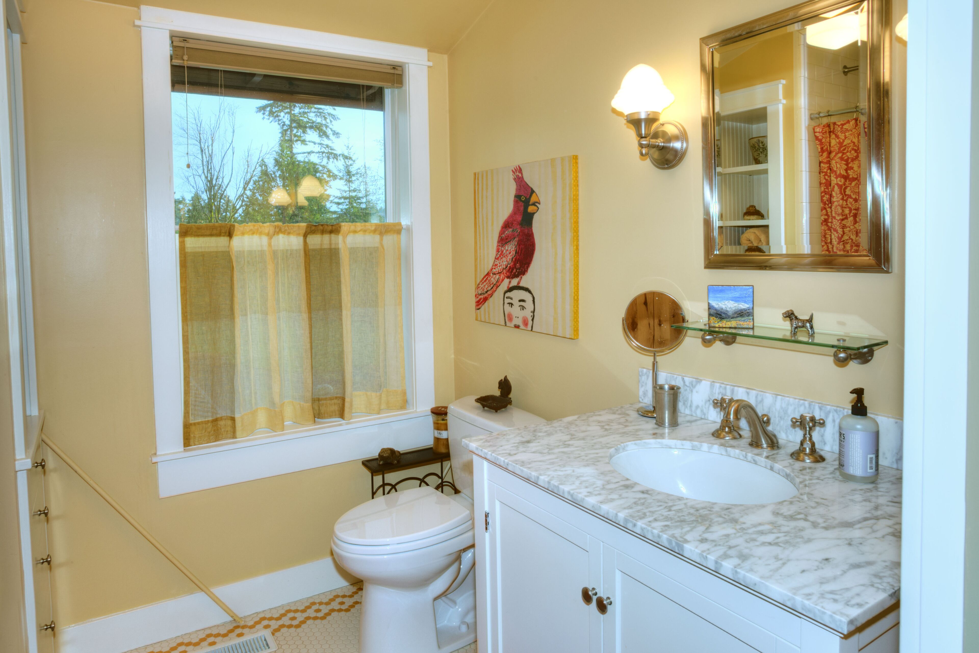 Beautifully appointed 3 Bedroom Guesthouse Located on Charming Equestrian Far