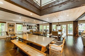Dining - Beautiful Lakefront Lodge. Tannenbaum Lodge - family or business destination. (Drasco)