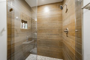Ensemble douche/baignoire, sèche-cheveux, serviettes fournies, savon