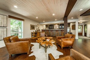 Interior - Beautiful Lakefront Lodge. Tannenbaum Lodge - family or business destination. (Drasco)