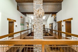 Interior - Beautiful Lakefront Lodge. Tannenbaum Lodge - family or business destination. (Drasco)