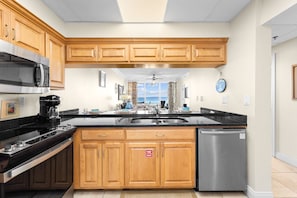 Refrigerador, microondas, horno, placa de cocina