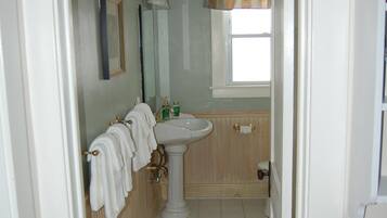 Ducha y bañera combinadas, secador de pelo y toallas