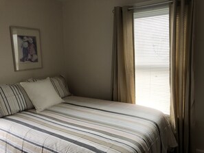 4 quartos, escrivaninha, ferros/tábuas de passar roupa, berço de viagem