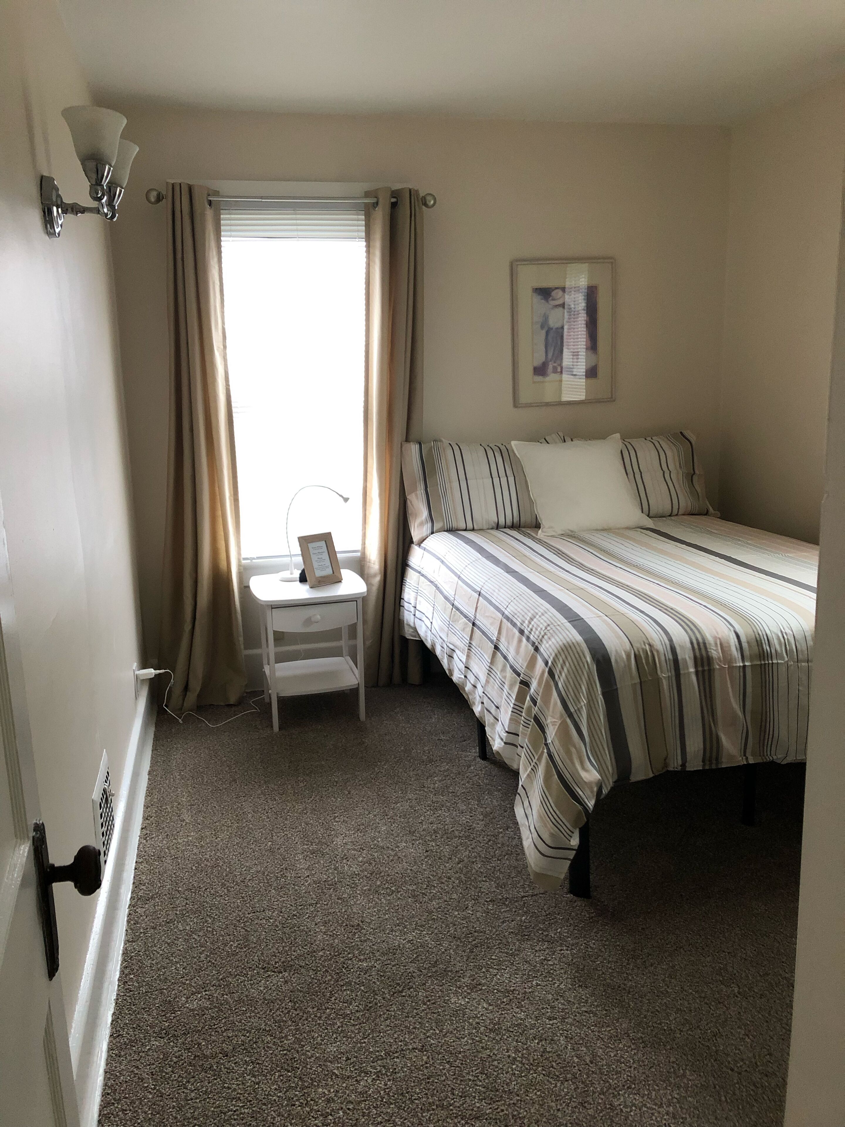 4 chambres, bureau, fer et planche à repasser, lit parapluie