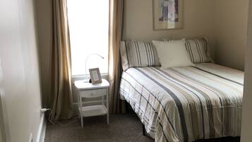 4 dormitorios, escritorio, tabla de planchar con plancha y cuna de viaje