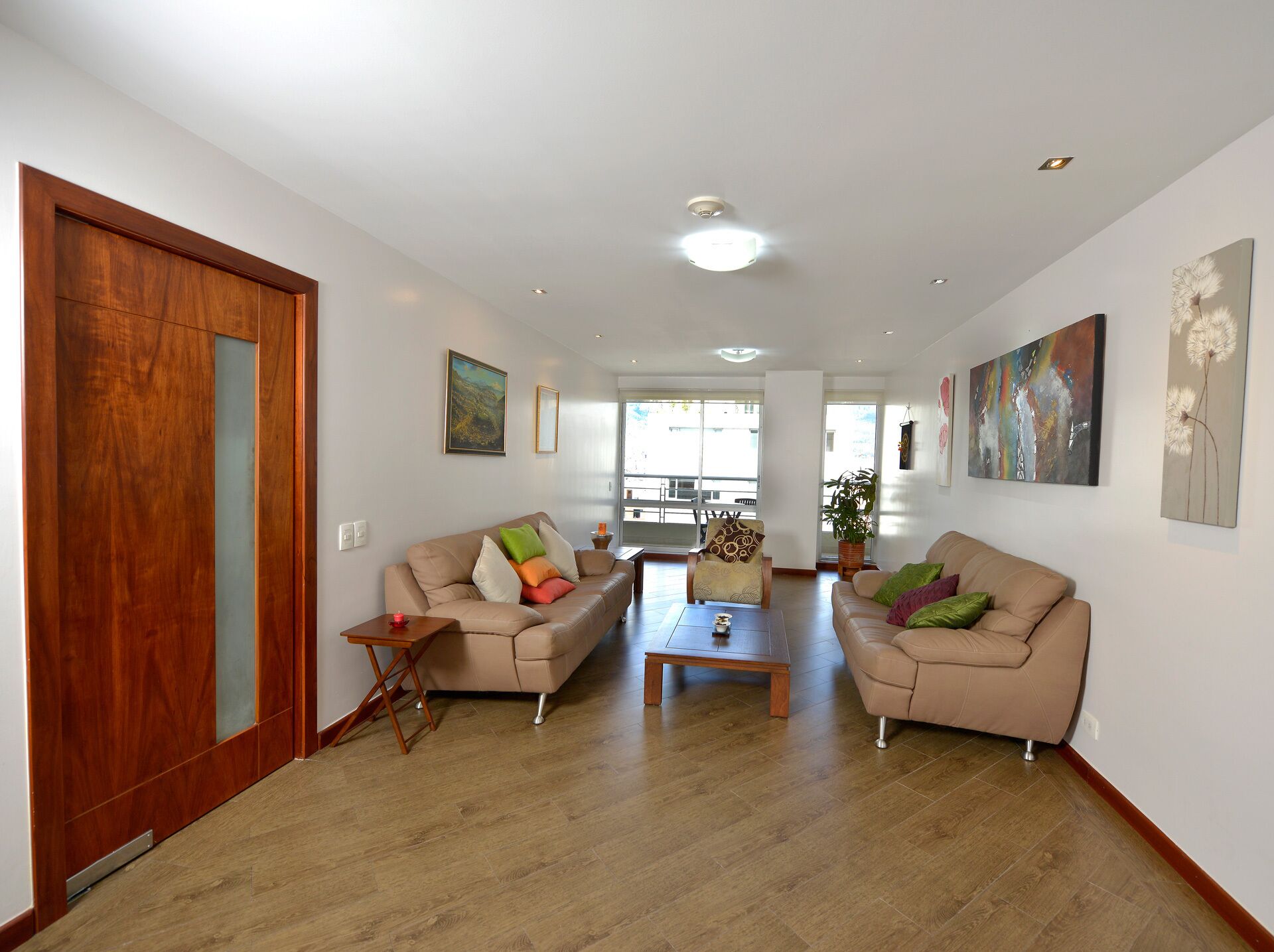 LED-TV, DVD-spiller, bøker og stereoanlegg