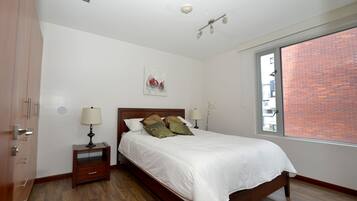 4 bedrooms, in-room safe, desk, iron/ironing board
