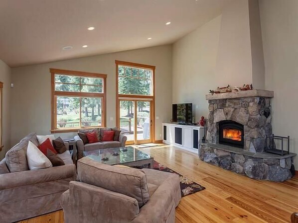 Smart TV, fireplace, DVD player, ping pong - Family Friendly Tahoe Donner Retreat (Truckee)