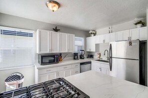 Geladeira, micro-ondas, cooktop, lava-louças