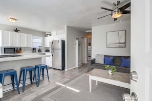 Réfrigérateur, micro-ondes, plaque de cuisson, lave-vaisselle