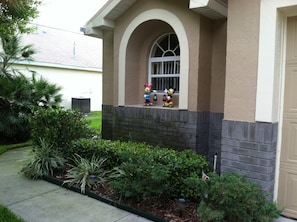 Una casa con una ventana decorada con figuras de Mickey y Minnie Mouse.