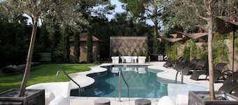 Luxury 4BR Home,Award Winning Enclave, Walk to Beach, Elevator, Dogs Ok, 