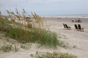 Beach nearby, sun-loungers, beach towels