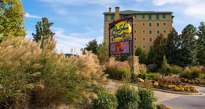 Riverstone -1BRcorner, Mtn/River view,Indoor pool, 5min Ripken/Dollywood/LeConte