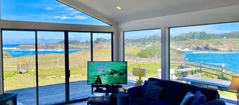  OCEANFRONT, BEACH & Coastline Views, Large Home, Lots of Windows, Amenities