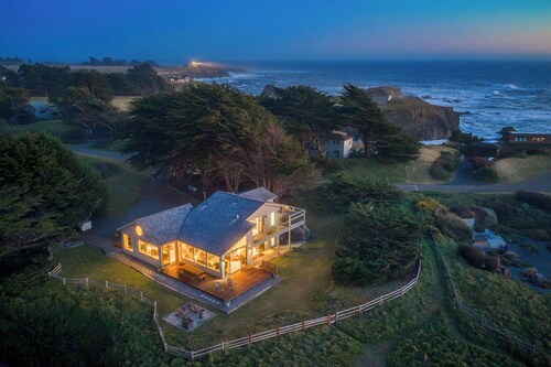  OCEANFRONT, BEACH & Coastline Views, Large Home, Lots of Windows, Amenities
