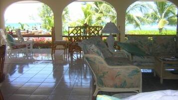 Télévision, lecteur de DVD, livres, médiathÚque