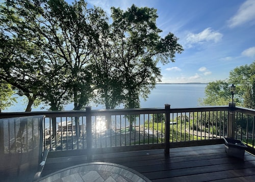 Beautiful home on Clear Lake! Amazing views 🌅 Great fishing 🎣 Great boating 🚤