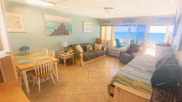 Een smart-tv en boeken