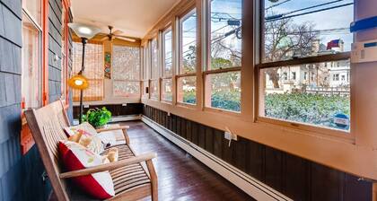 Viehättävä historiallinen Annapolis-koti, jossa on kaksi pysäköintipaikkaa kadulla!