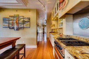 Fridge, microwave, oven, stovetop - Charming Historic Annapolis Home With Two Off-street Parking Places! (Annapolis)