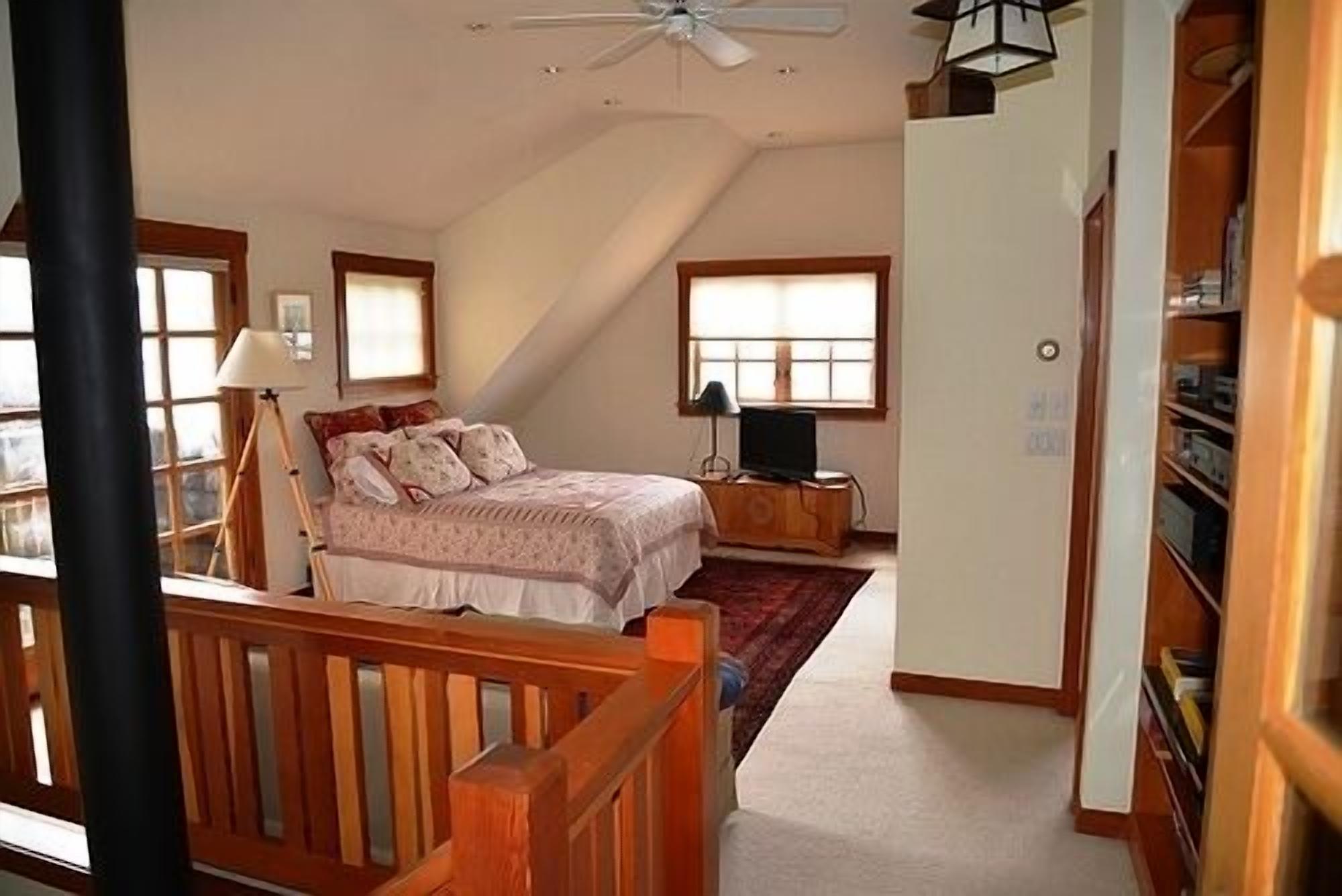 Family / Pet Friendly Home On 2.5 Miles Waterfront  Neighborhood SPECIAL