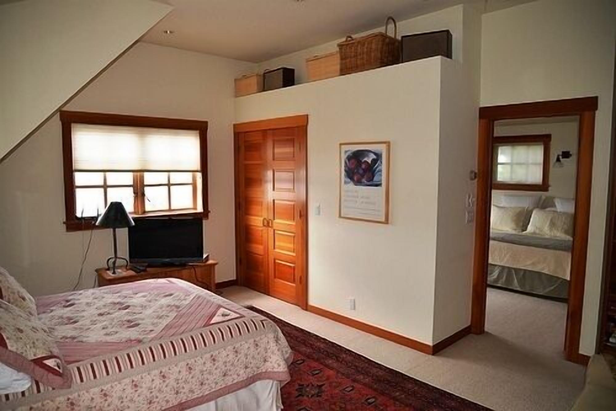 Family / Pet Friendly Home On 2.5 Miles Waterfront  Neighborhood SPECIAL