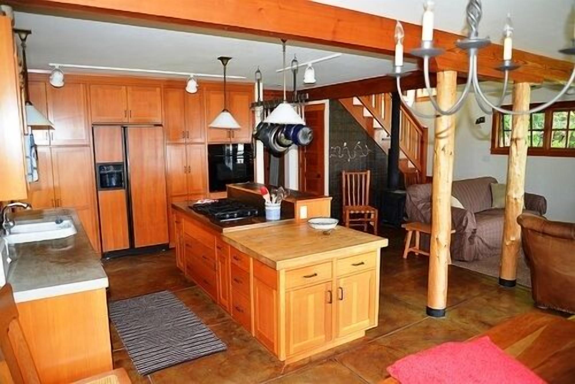 Family / Pet Friendly Home On 2.5 Miles Waterfront  Neighborhood SPECIAL