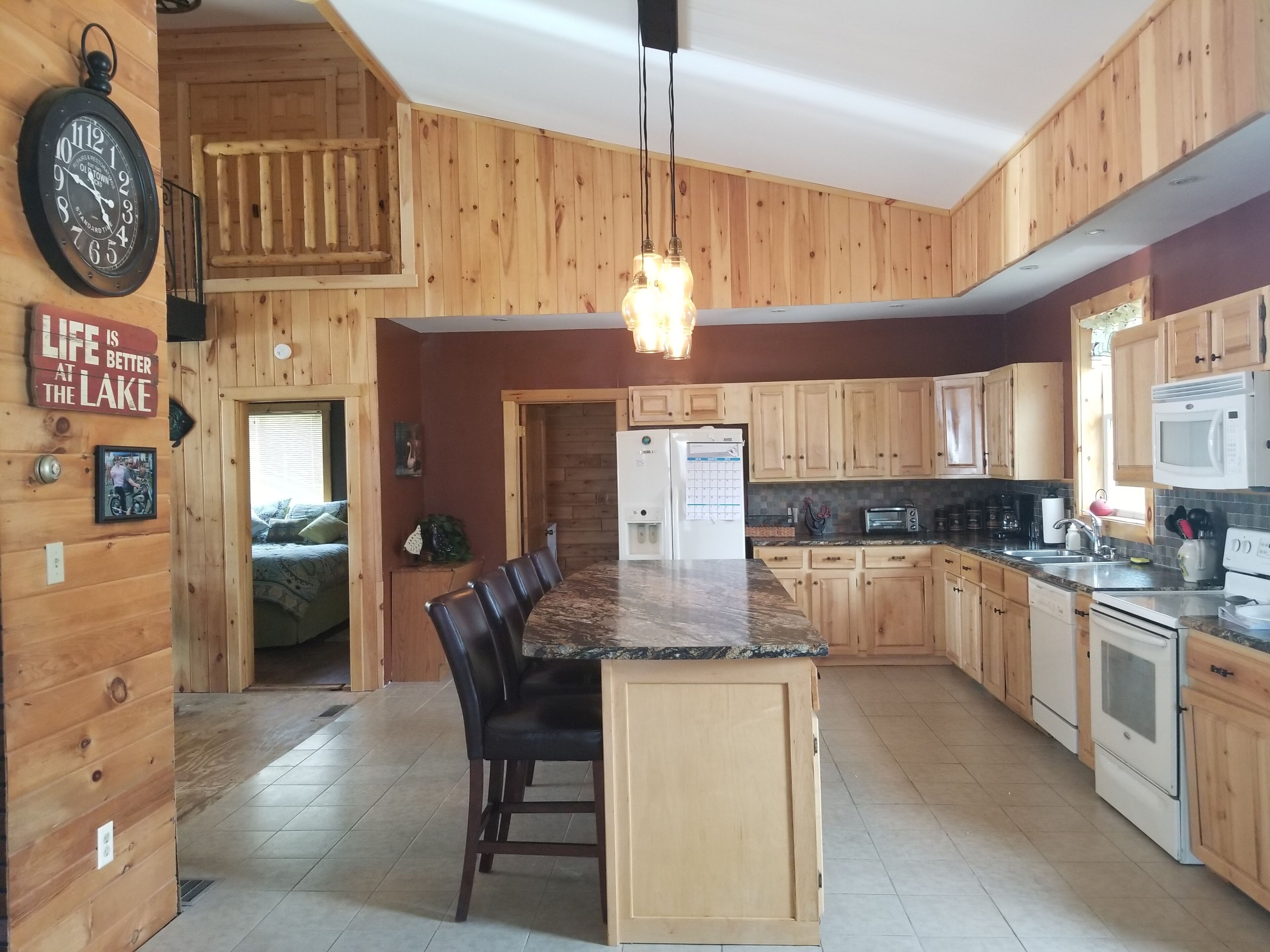 Large 5 bedroom lake home, sleeps 12