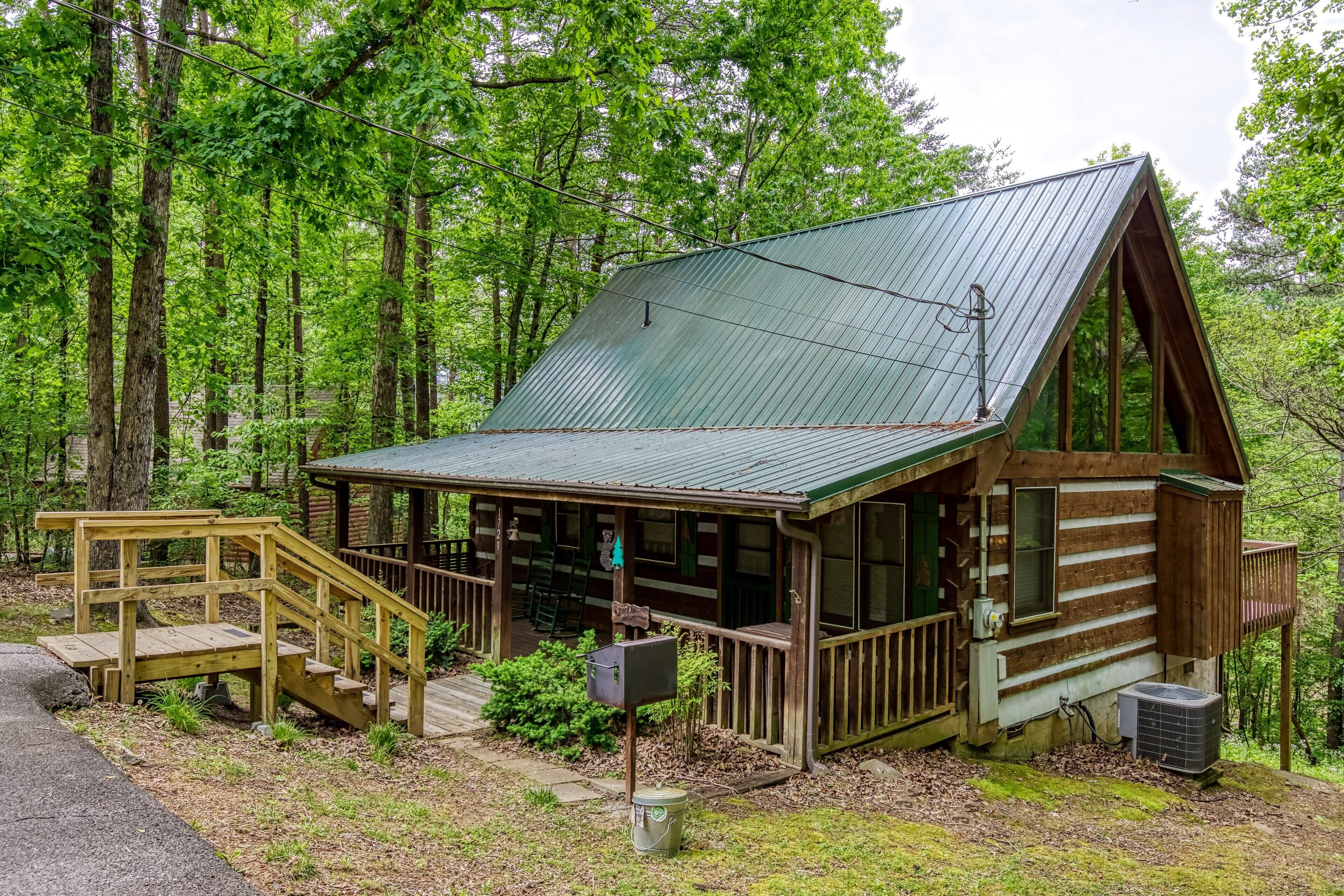 Screened in Porch- Hot Tub and Foosball Table-Pet Friendly- Close to the Great Smoky Mountains