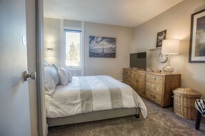 2 slaapkamers, een strijkplank/strijkijzer, internet, beddengoed