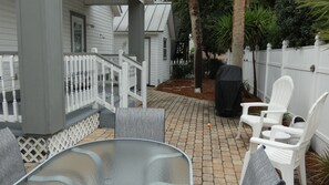 Outdoor dining - 'Day Dream' Beach House Half Block to Destin Beach  Freshly Remodeled (Destin)
