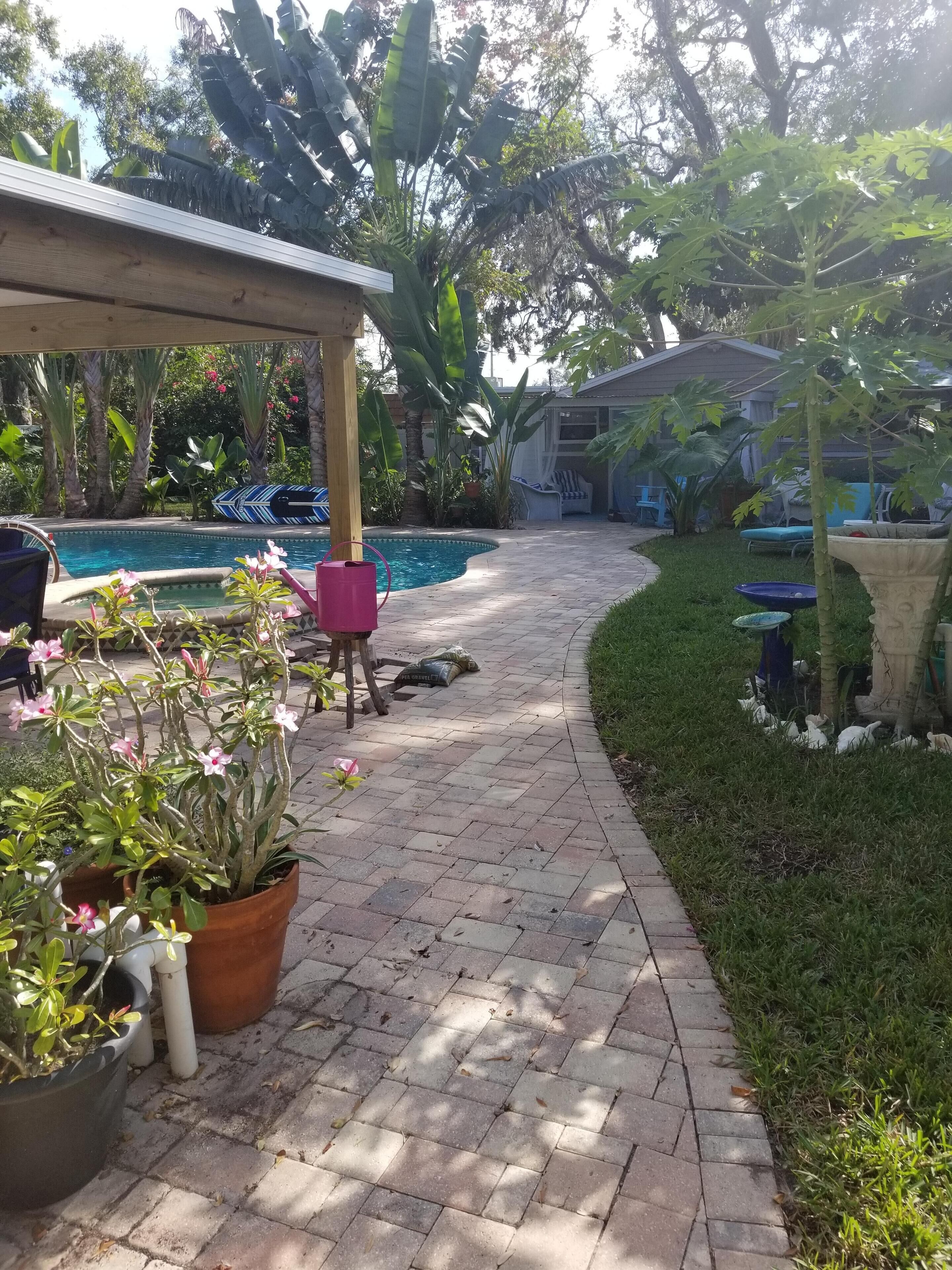 Super quiet, tropical jungle extremely clean, Pets free, Heated saltwater pool