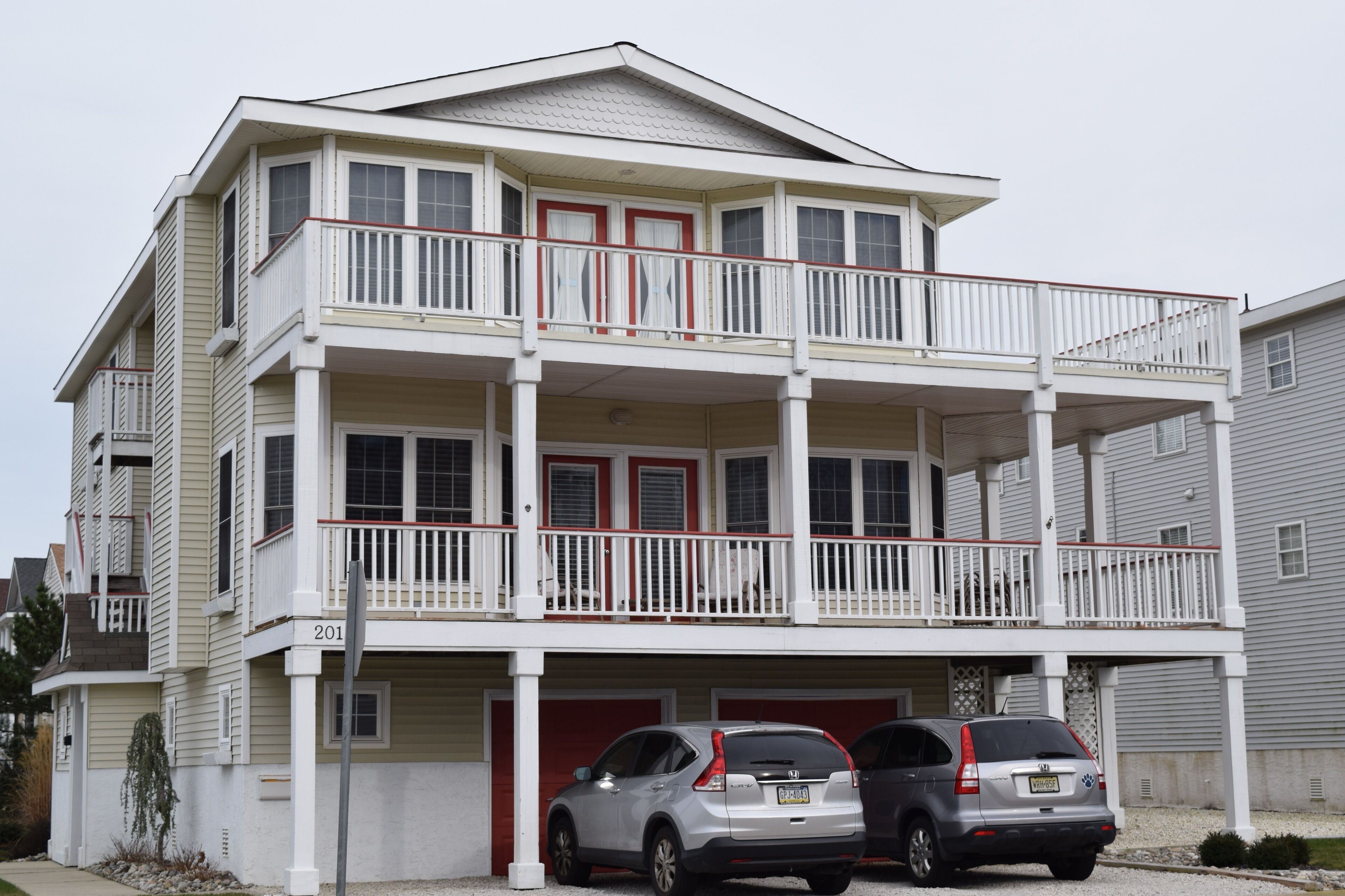 Beautiful, Large, Bright, GOLDCOAST, 2nd Floor, 4 Bedroom /2 bath/ sleeps 8