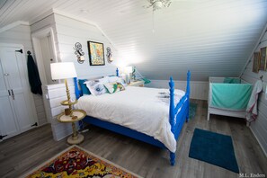 4 quartos, cofres nos quartos, escrivaninha