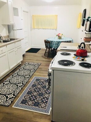 Fridge, microwave, oven, stovetop - Brewery lover's paradise (Marquette)