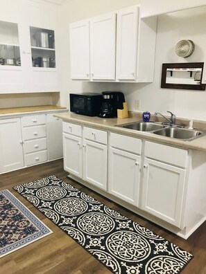 雪櫃、微波爐、焗爐、爐具